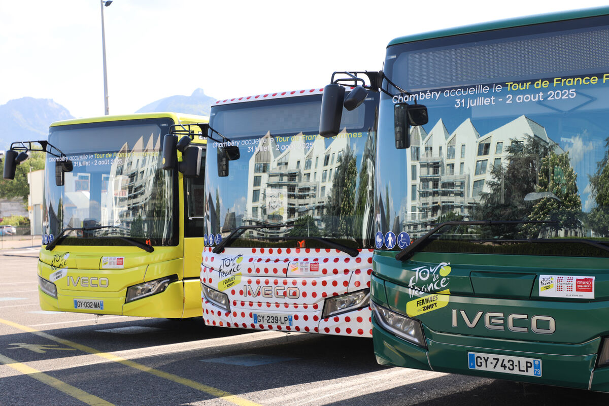 Bus Synchro Mobilites habilles aux couleurs du Tour de France Femmes 2025 avec Zwift